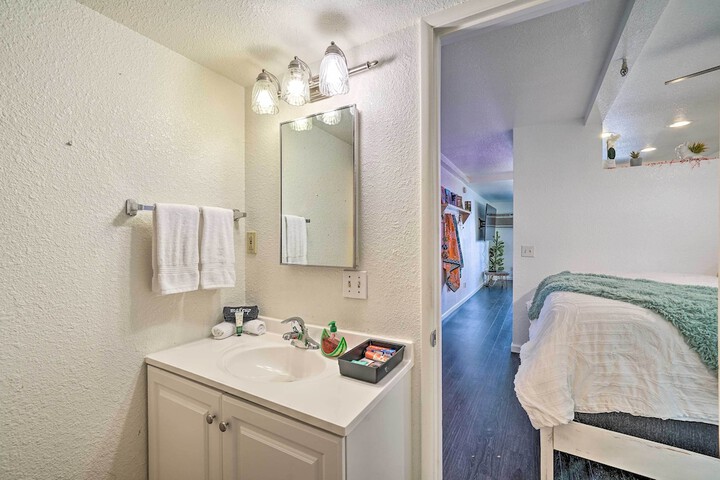 Parker Studio w / Patio & Direct River Access!
