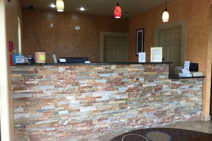 Pearsall Inn & Suites