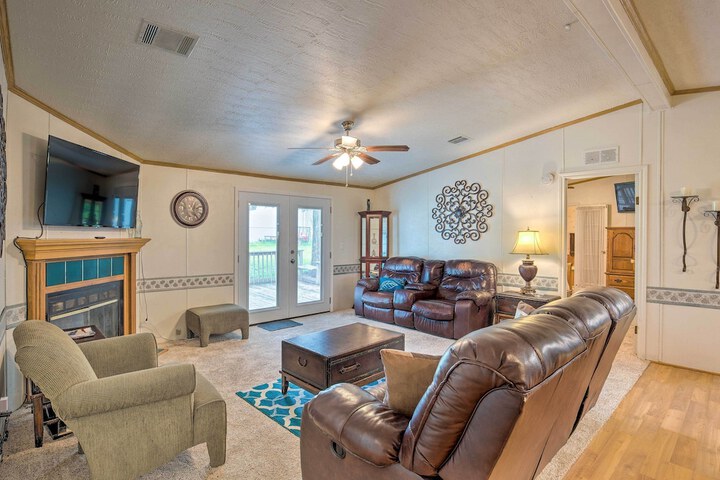 Cedar Creek Lake Access: Retreat w / Deck