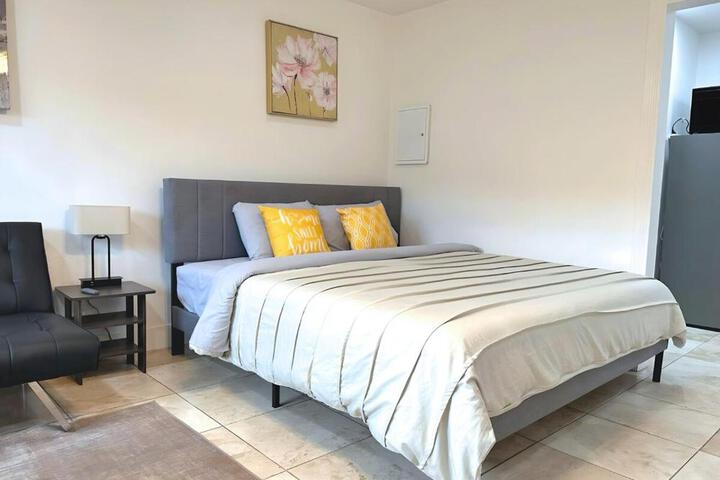 Molivu Homes Studio - PetFriendly - King Bed - W-D