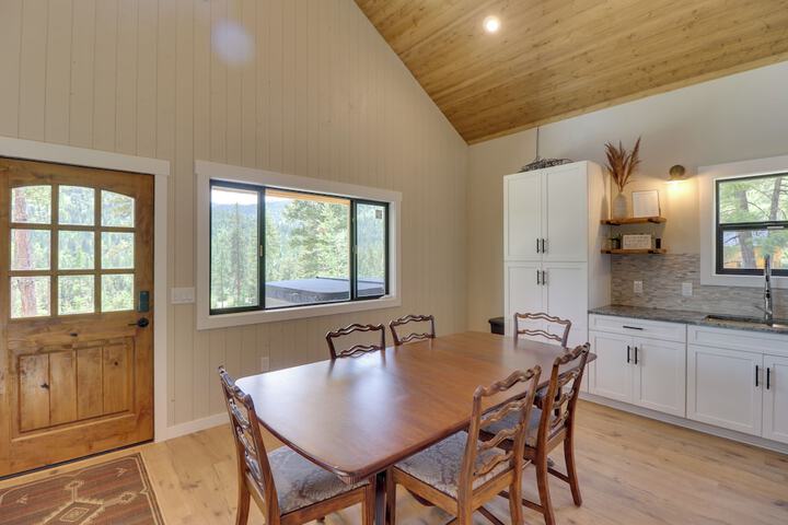 Lakeside Cabin Retreat w / Private Hot Tub!