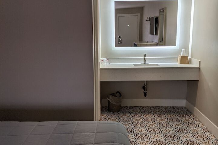 Room 32 of 103