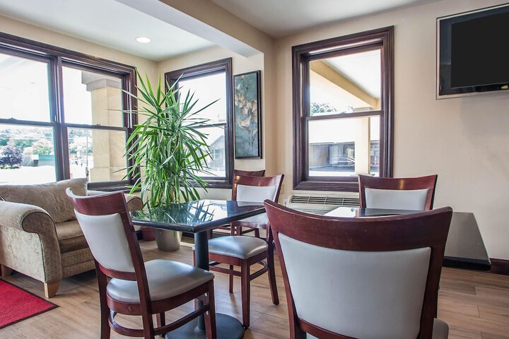 Econo Lodge Newton