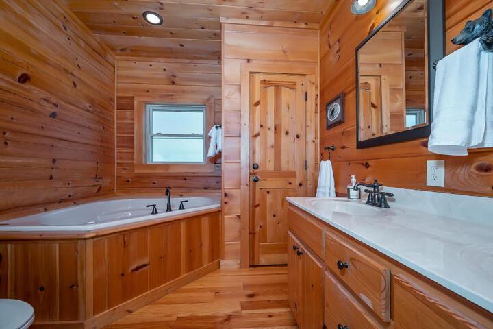 Scenic Mountain Comfort 4Br Family Getaway