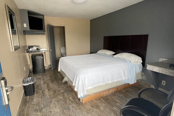 Room 6 of 10