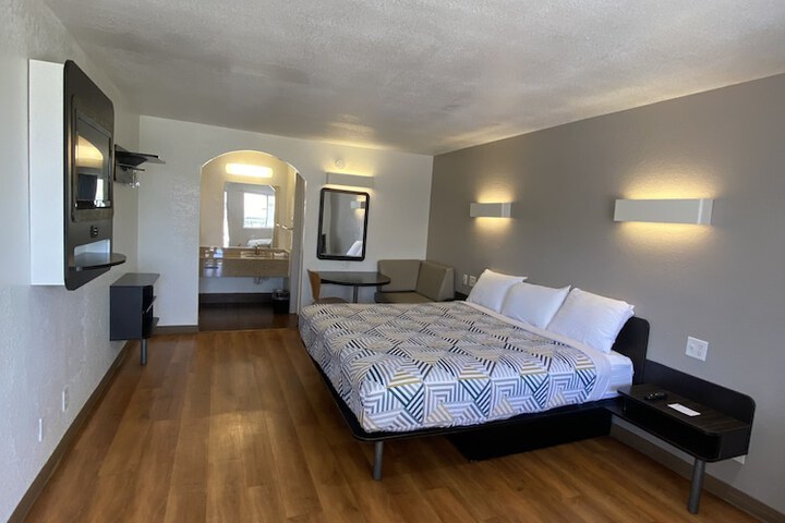 Room 30 of 34