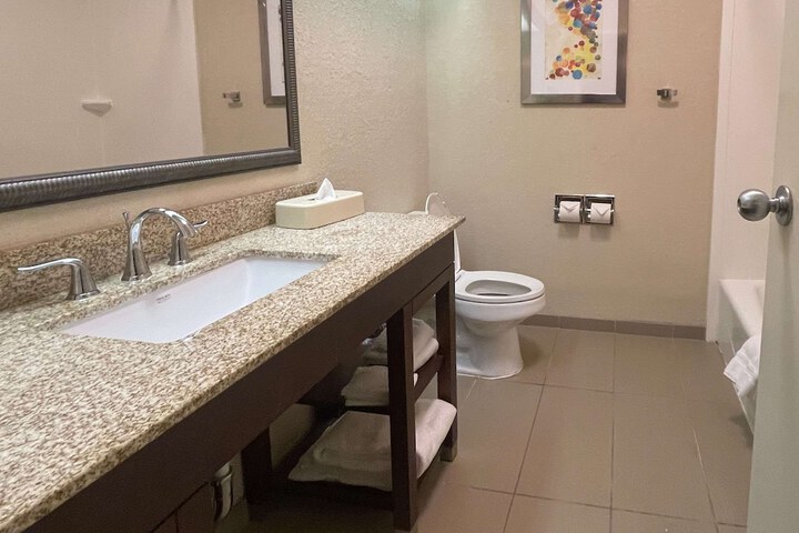 Room 35 of 141