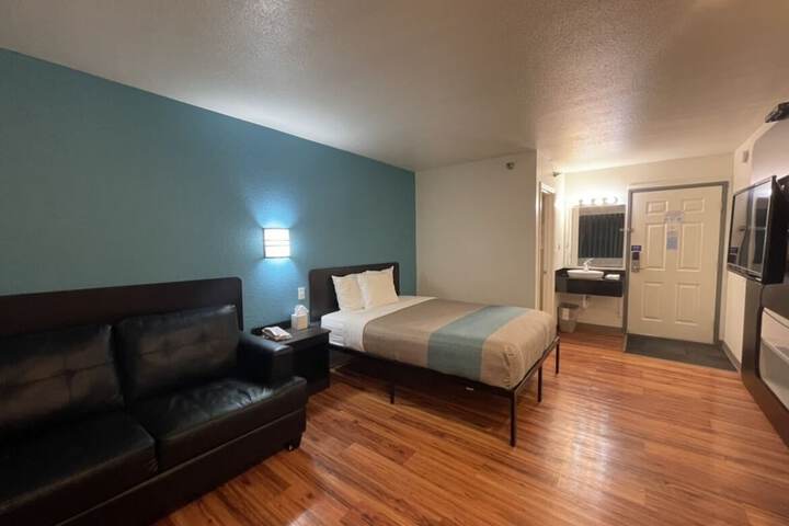 Room 17 of 33