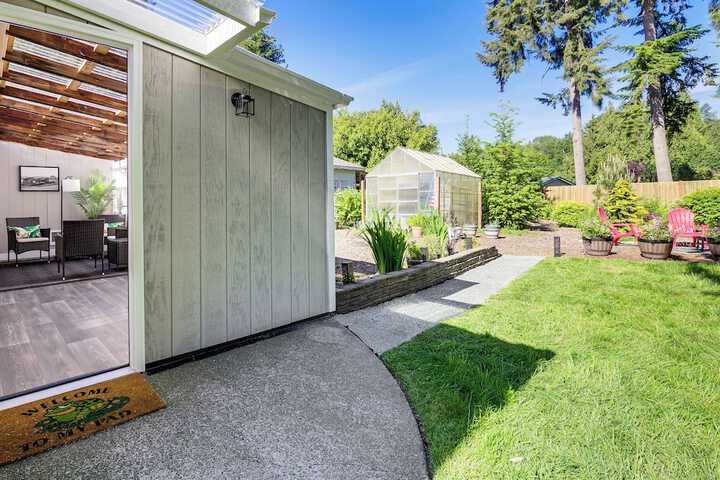 Charming Updated Retreat Walk to Lake Stevens!