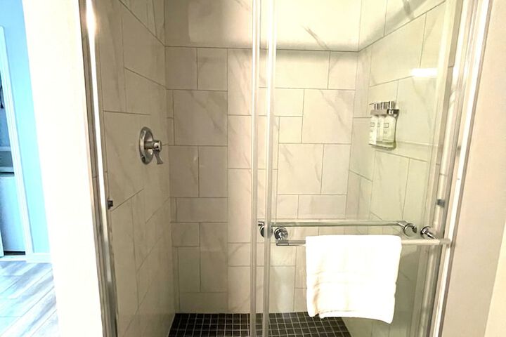 Tides Inn & Suites