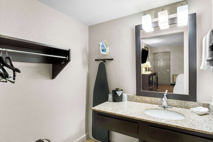 Room 10 of 32