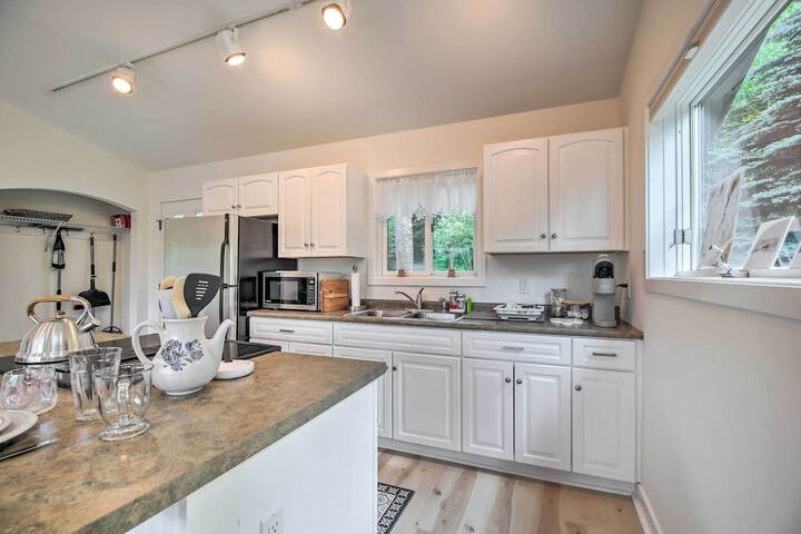 Airy & Bright Hideaway Near Smugglers Notch!