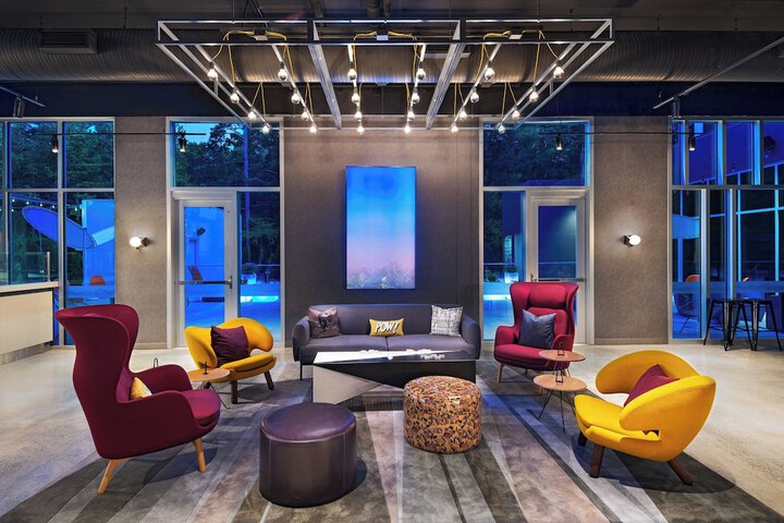 Lounge 30 of 34