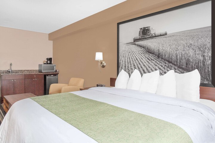 Super 8 by Wyndham Brandon MB