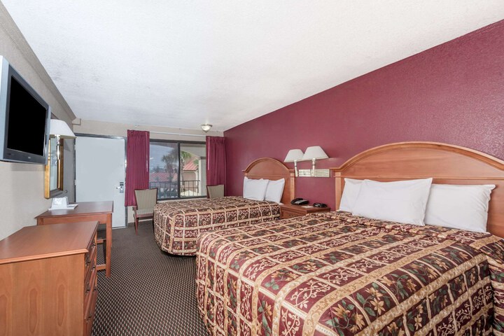 Room 9 of 14