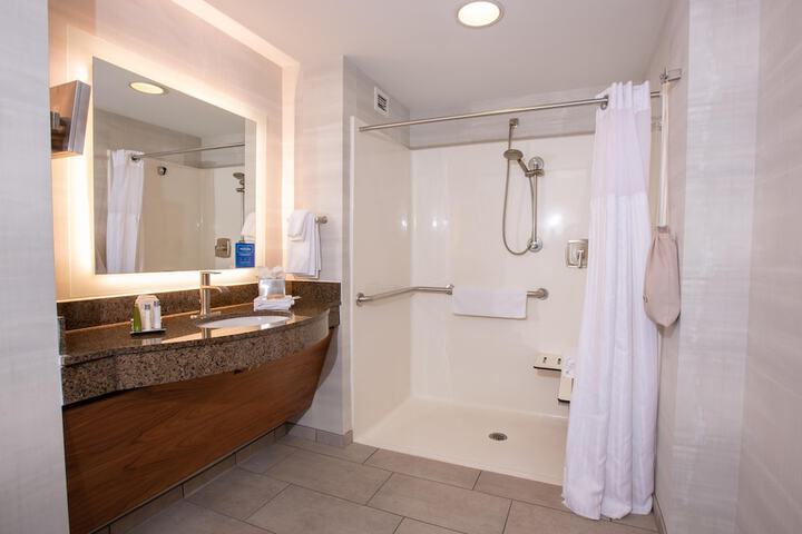 DoubleTree by Hilton Bay City - Riverfront