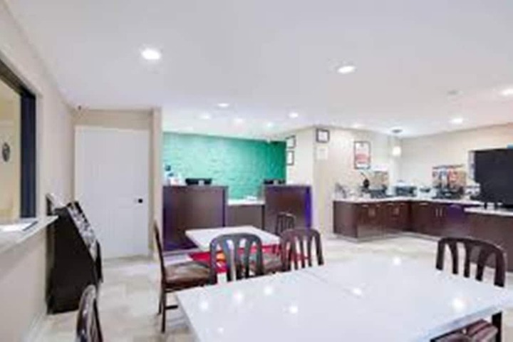 Super 8 by Wyndham Palestine