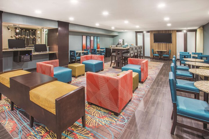 La Quinta Inn & Suites by Wyndham OFallon IL - St. Louis