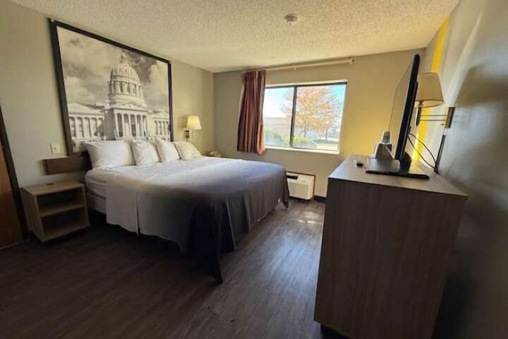 Super 8 by Wyndham Smithville / Kansas City