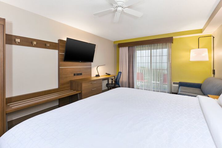 Holiday Inn Express & Suites Petoskey by IHG