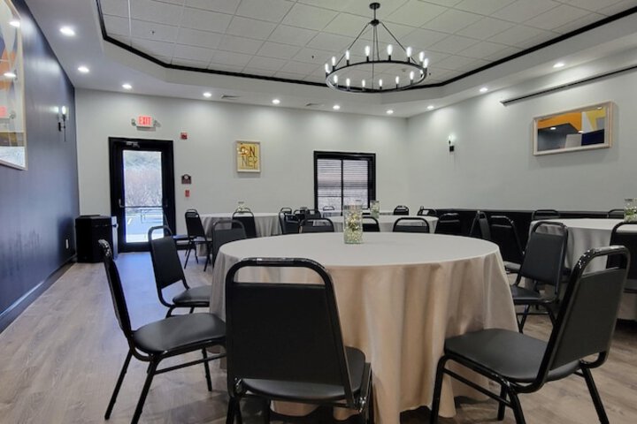 Holiday Inn Express and Suites Newton by IHG