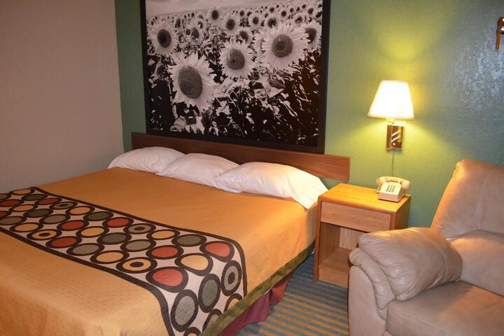 Super 8 by Wyndham Devils Lake