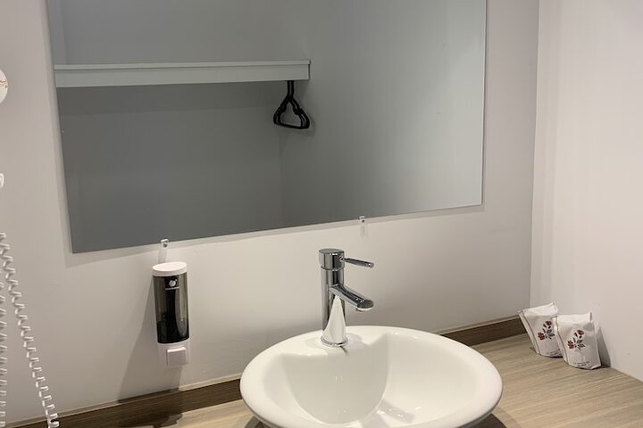 Room 9 of 38