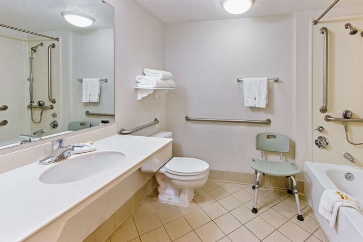 Room 10 of 28