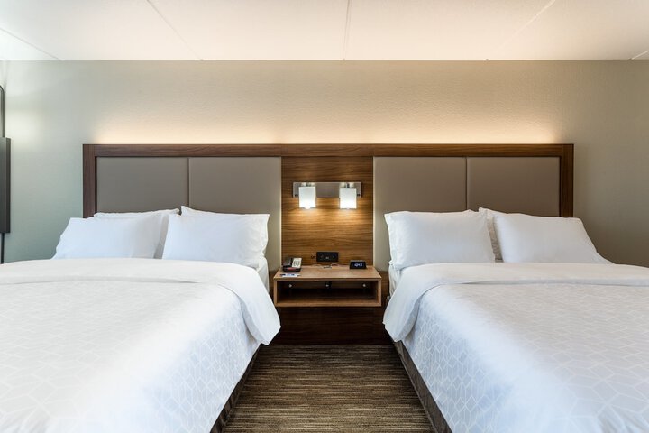 Holiday Inn Express & Suites Cedar Falls - Waterloo by IHG