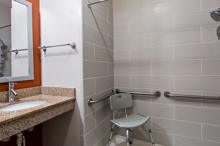 Room 10 of 32