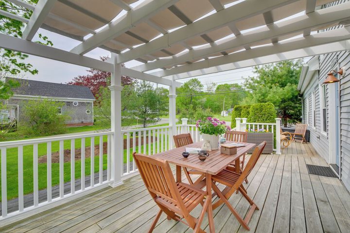 Rockland Home w / Deck 5 Mins to Historic Downtown!