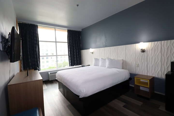 Days Inn & Suites by Wyndham Milwaukee