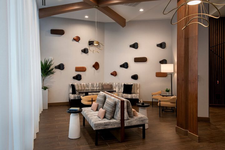 Lounge 44 of 50