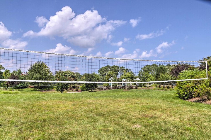 Resort Amenities & Screened Porch: Ocean View Home