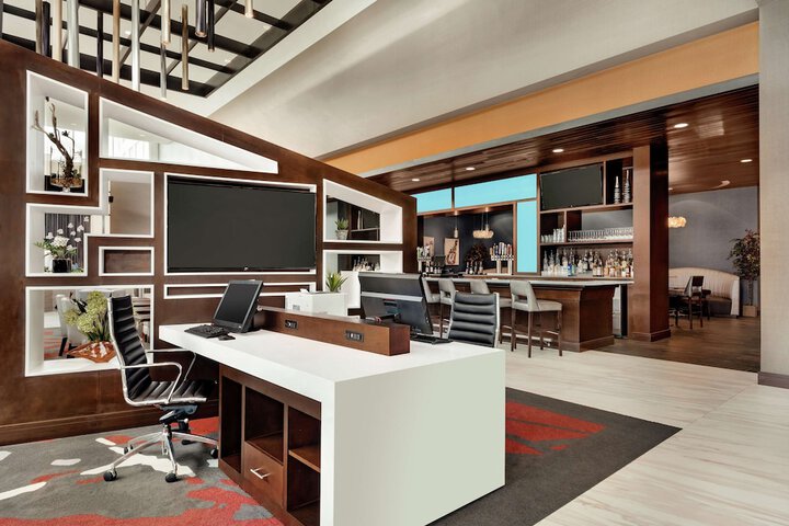 Lounge 51 of 53