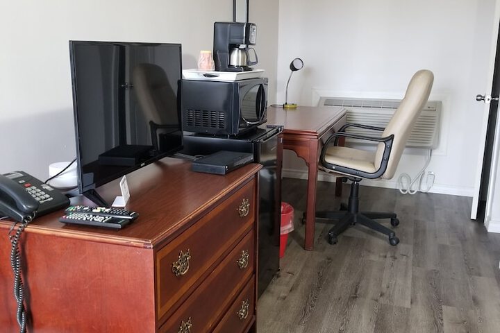 Room 6 of 10
