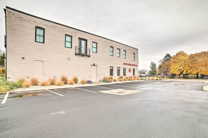 Luxe Manistee Condo w / Balcony & River Views!