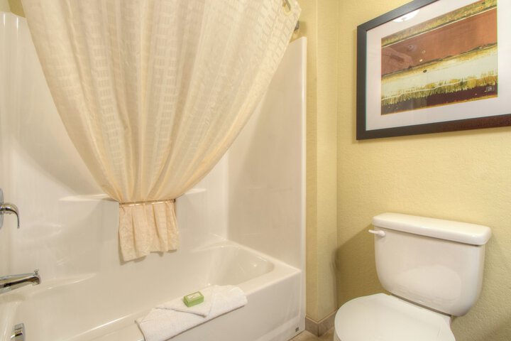 Cobblestone Hotel & Suites – Pulaski / Green Bay