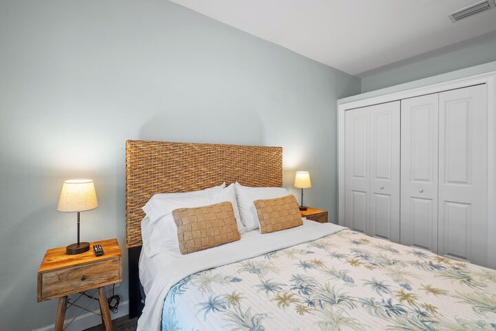 Sardinia Vacation Rental: Delightful Coastal Home near Vanderbilt Beach. Relax in a Private Pool and Spacious 4-BR Retreat with Modern Amenities. Ideal for Families. Minutes from Mercato and Local Attractions