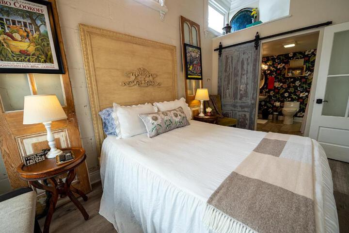 Chateau Royale Pet Friendly, on Bayou, Downtown!