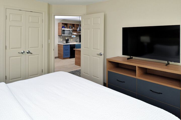 Room 33 of 64