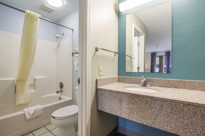 Econo Lodge Inn & Suites Brooks - Louisville South