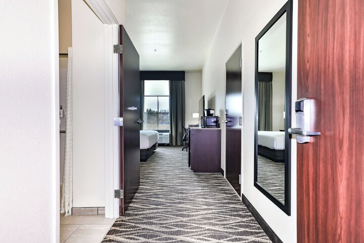 Cobblestone Hotel & Suites - Waukesha / West Milwaukee
