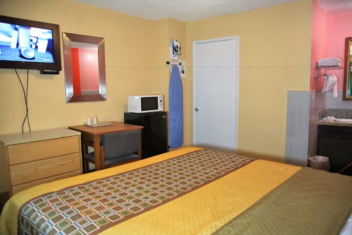 Room 13 of 32