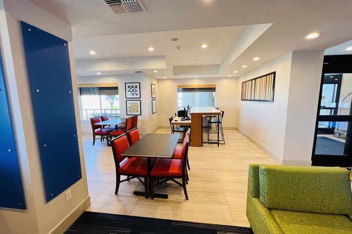 Holiday Inn Express & Suites Salinas by IHG