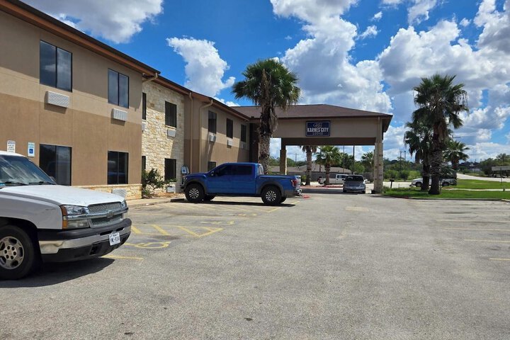 Karnes City Lodge
