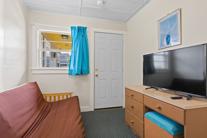 Room 21 of 38