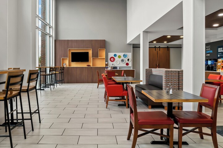 Holiday Inn Express & Suites Marion by IHG