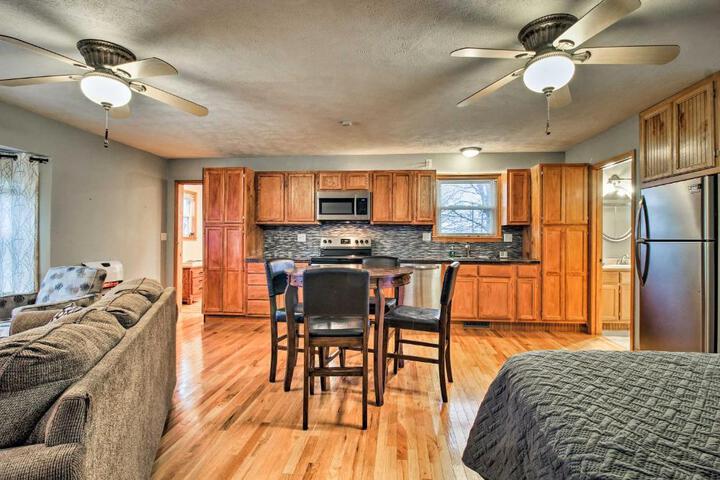 Stockton Lake Escape w / Kitchen Half Mile to Lake
