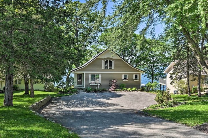 Pet-friendly Family Home Situated on Green Lake!